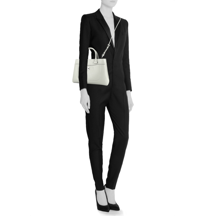 Borsa a tracolla Chanel Executive in pelle grigia - Detail D2
