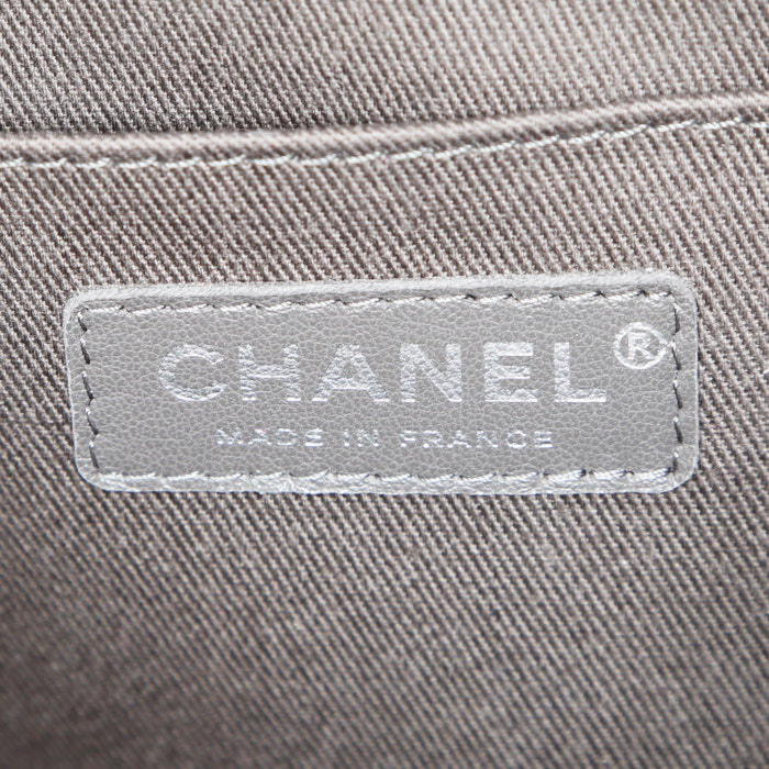 Borsa a tracolla Chanel Executive in pelle grigia - Detail D4