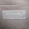 Bolso bandolera Chanel Executive en cuero gris - Detail D4 thumbnail