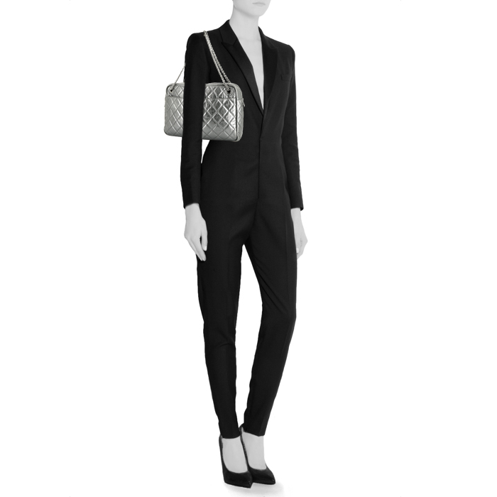 Bolso de mano Chanel Camera en cuero acolchado plateado - Detail D1