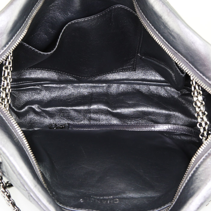 Sac à main Chanel Camera en cuir matelassé argenté - Detail D3