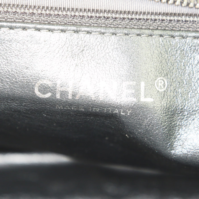 Sac à main Chanel Camera en cuir matelassé argenté - Detail D4
