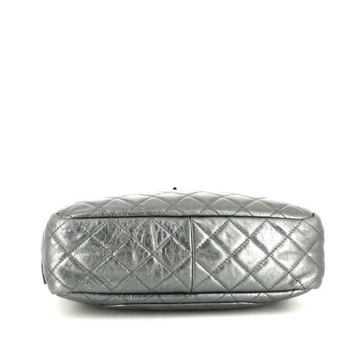 Sac à main Chanel Camera en cuir matelassé argenté - Detail D5