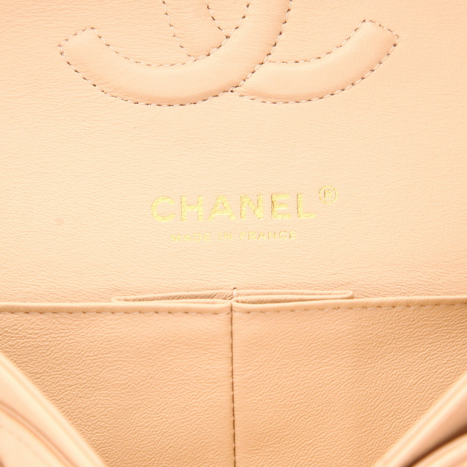 Chanel  Timeless Classic handbag  in beige quilted leather - Detail D2