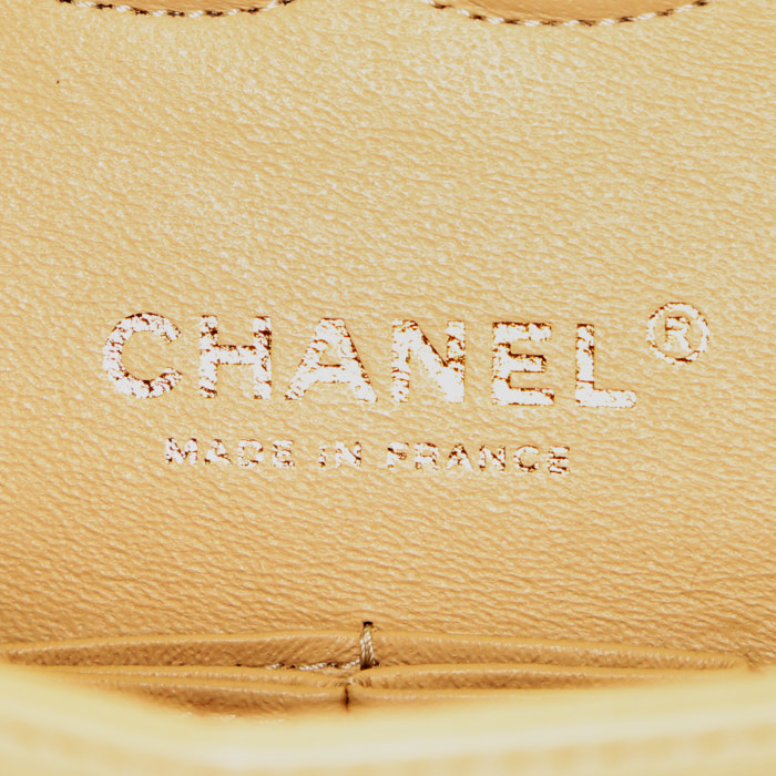 Chanel  Timeless Classic handbag  in beige quilted leather - Detail D4