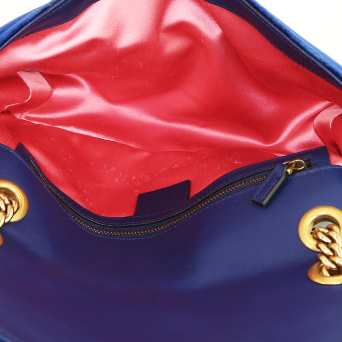 Bolso bandolera Gucci GG Marmont en terciopelo acolchado azul - Detail D3