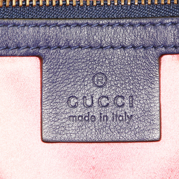 Bolso bandolera Gucci GG Marmont en terciopelo acolchado azul - Detail D4