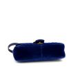 Sac bandoulière Gucci GG Marmont en velours matelassé bleu - Detail D5 thumbnail
