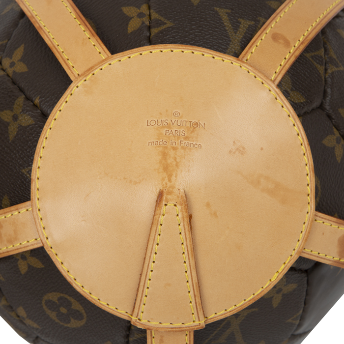 Louis Vuitton, "World Cup 98" football ball, in brown monogram canvas and natural leather, sport accessory, limited edition, signed and numbered, of 1998 - Detail D2