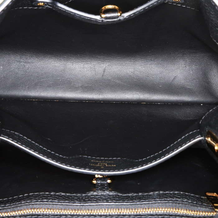 Bolso bandolera Louis Vuitton Capucines modelo mediano  en cuero granulado negro y piel de pitón - Detail D3