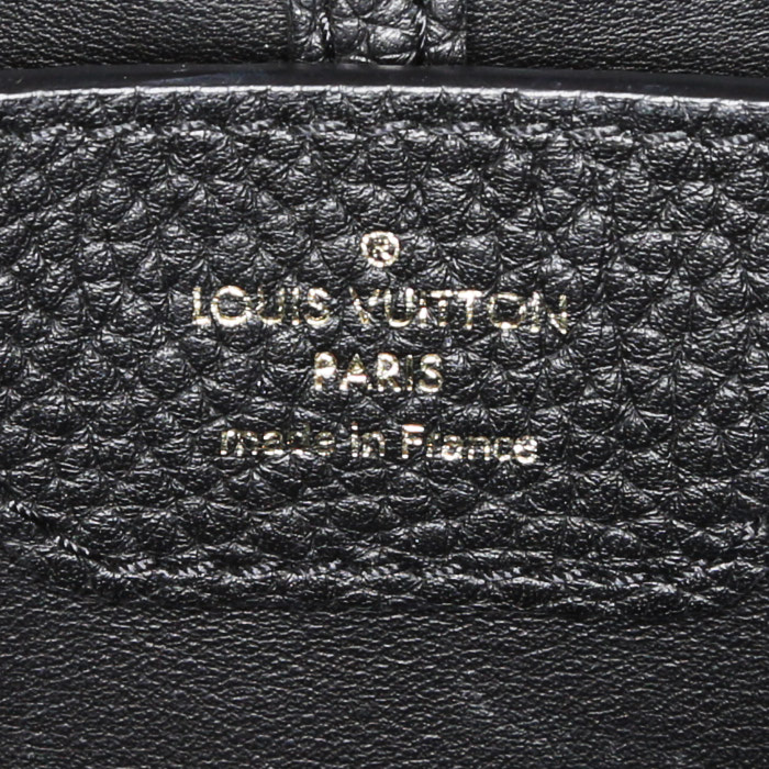 Bolso bandolera Louis Vuitton Capucines modelo mediano  en cuero granulado negro y piel de pitón - Detail D4