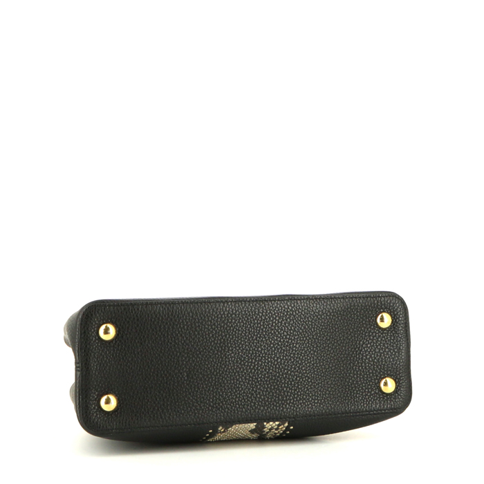 Bolso bandolera Louis Vuitton Capucines modelo mediano  en cuero granulado negro y piel de pitón - Detail D5