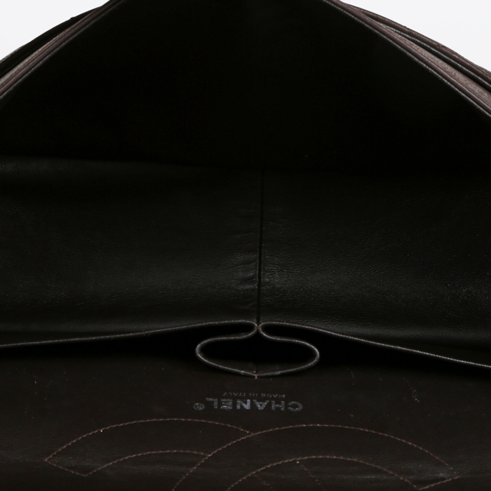 Sac à main Chanel 2.55 Maxi en cuir matelassé marron-foncé - Detail D4