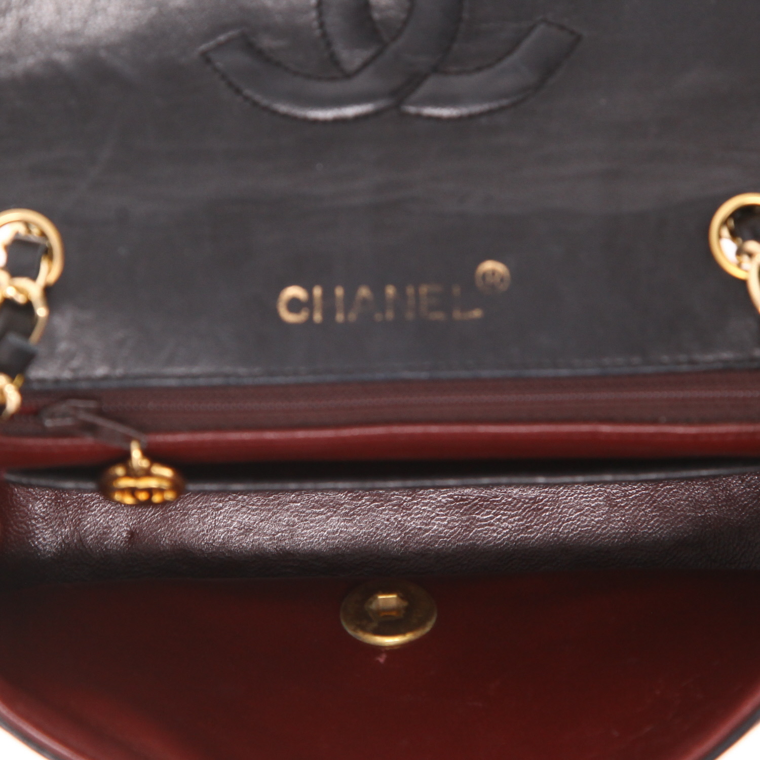 Bolso de mano Chanel  Mini Timeless en cuero acolchado negro y color burdeos - Detail D3