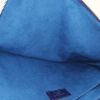 Bolsito de mano Louis Vuitton Pochette Jour modelo pequeño en cuero granulado azul - Detail D2 thumbnail