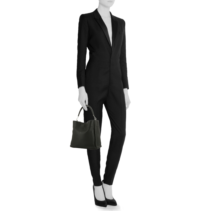 Fendi Anna handbag in black grained leather - Detail D1
