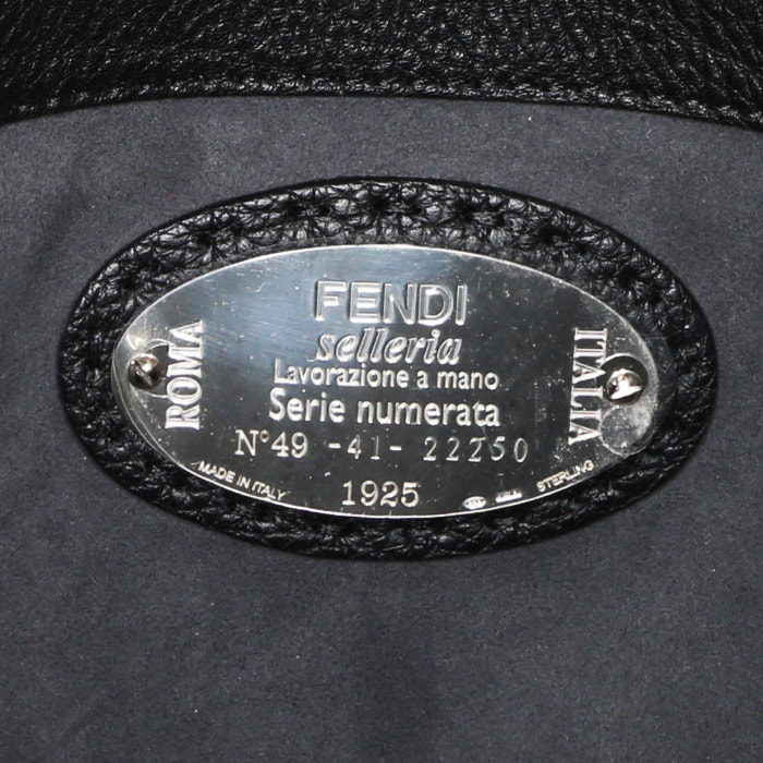 Fendi Anna handbag in black grained leather - Detail D4