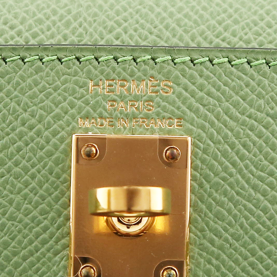 Bolso de mano Hermès  Kelly 25 cm en cuero epsom Vert Criquet - Detail D2