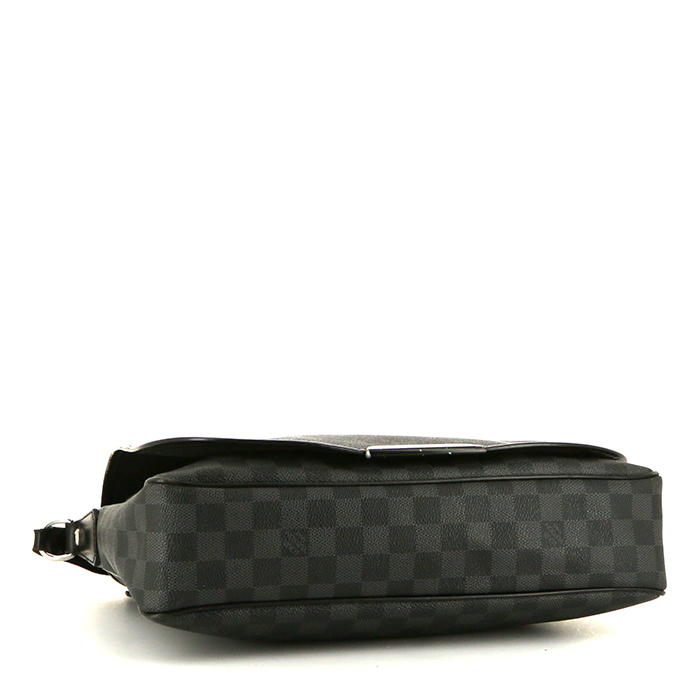 Sac bandoulière Louis Vuitton Messenger en toile damier gris Graphite et cuir noir - Detail D4