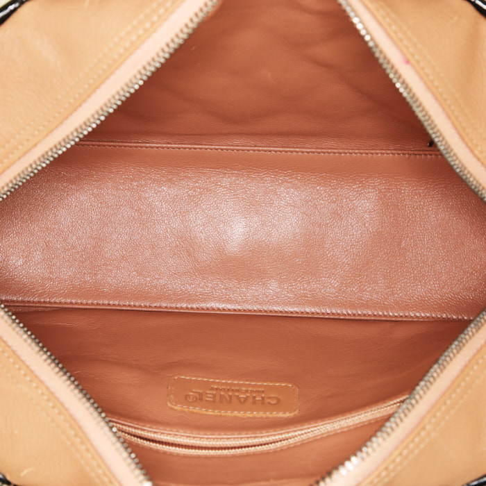 Sac à main Chanel Bowling en cuir grainé matelassé beige-rosé et cuir verni noir - Detail D2