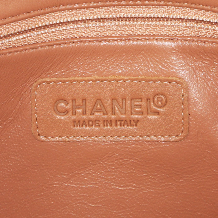 Sac à main Chanel Bowling en cuir grainé matelassé beige-rosé et cuir verni noir - Detail D3