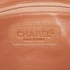 Bolso de mano Chanel Bowling en cuero granulado acolchado beige rosado y charol negro - Detail D3 thumbnail
