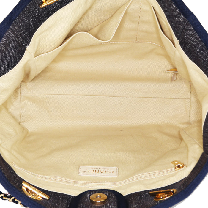 Sac cabas Chanel  Deauville moyen modèle  en toile denim bleue - Detail D2