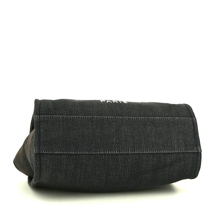 Shopping bag Chanel  Deauville modello medio  in tela denim blu - Detail D4