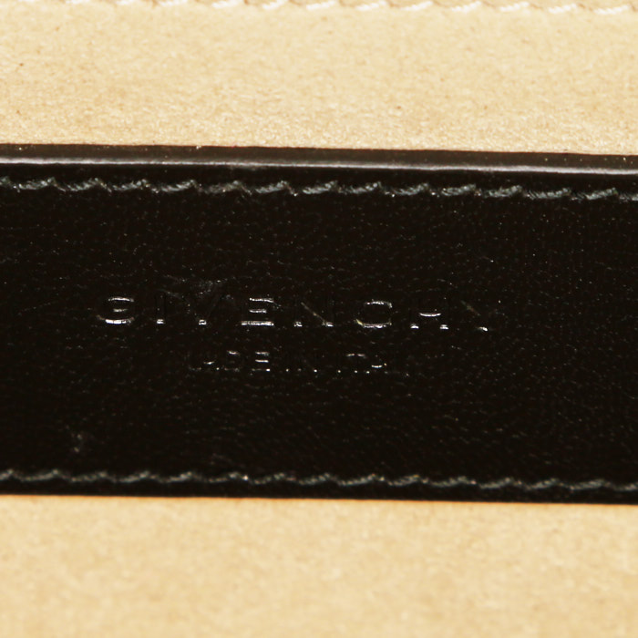 Bolsito de mano Givenchy en cuero acolchado negro - Detail D3