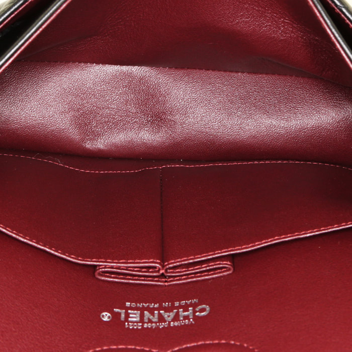 Sac à main Chanel Timeless Classic en cuir lisse noir - Detail D3