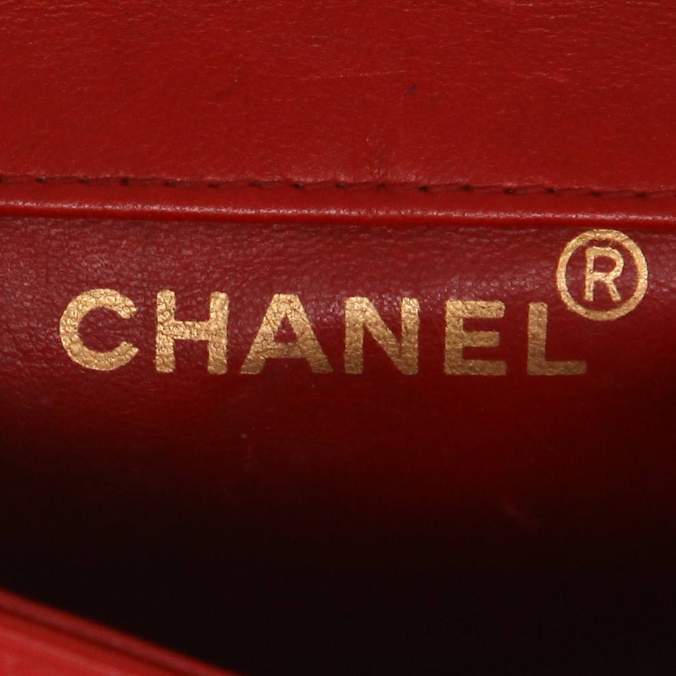 Chanel  Timeless Mini shoulder bag  in red quilted leather - Detail D2