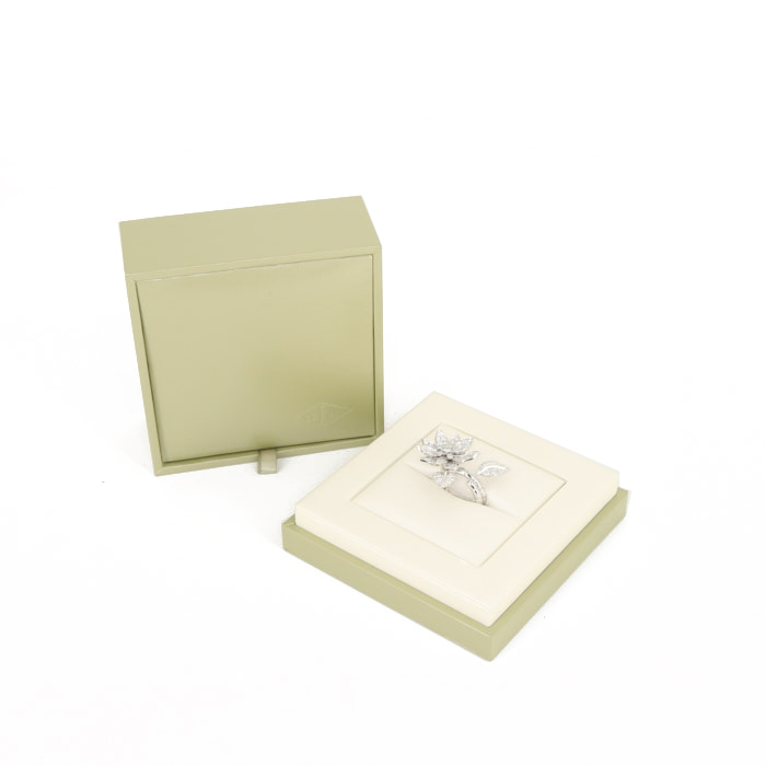 Bague Entre les doigts Van Cleef & Arpels Lotus en or blanc et diamants - Detail D3