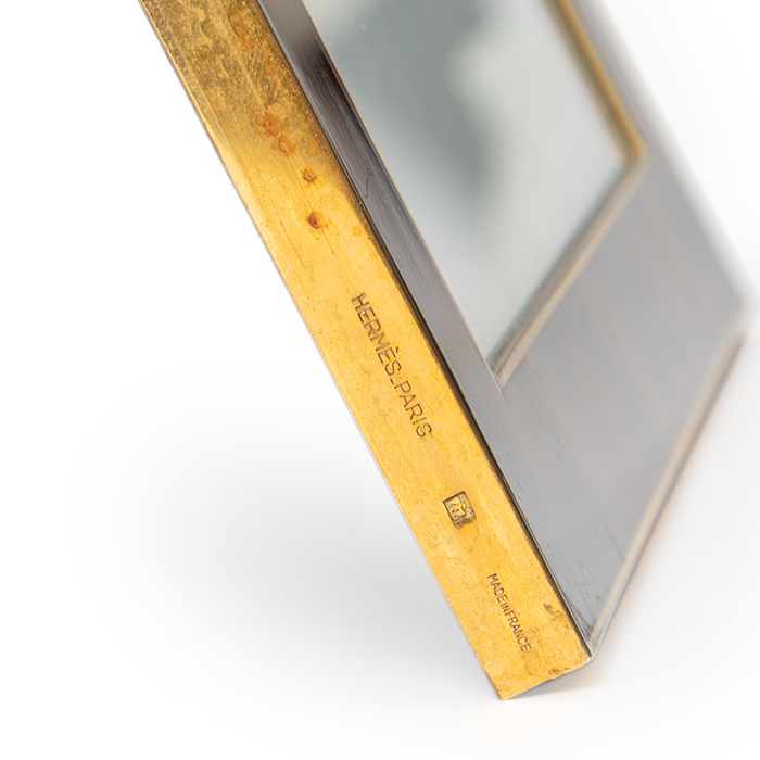 Hermès, rare pair of photo frames, gilded metal, shell-like lacquer and chocolate leather, from the 1980's - Detail D2