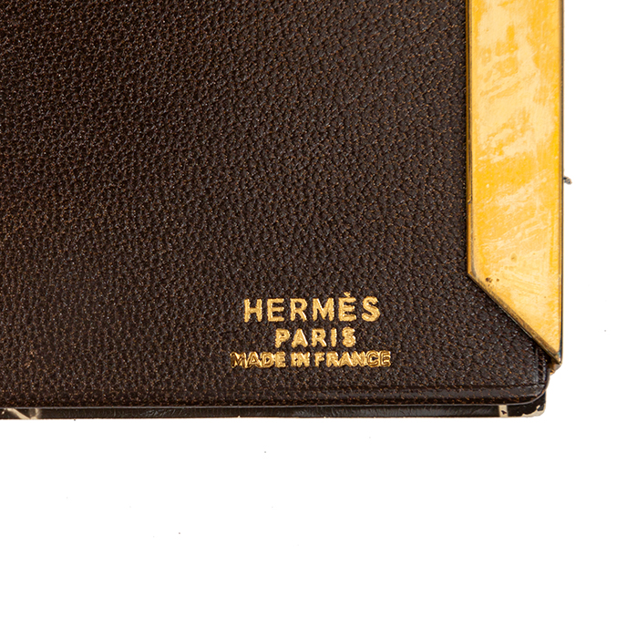Hermès, rare pair of photo frames, gilded metal, shell-like lacquer and chocolate leather, from the 1980's - Detail D3