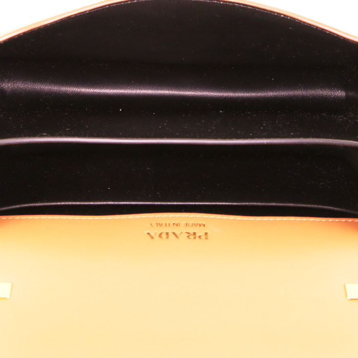 Bolso bandolera Prada Sidonie en cuero beige - Detail D3