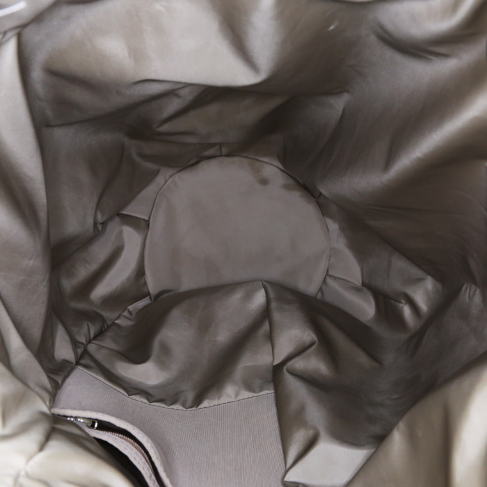 Sac à dos Louis Vuitton Geant Matero en toile grise - Detail D2