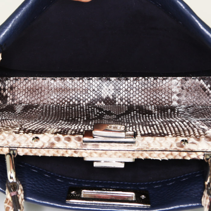 Sac à main Fendi  Peekaboo moyen modèle  en cuir grainé bleu-nuit et python naturel - Detail D3