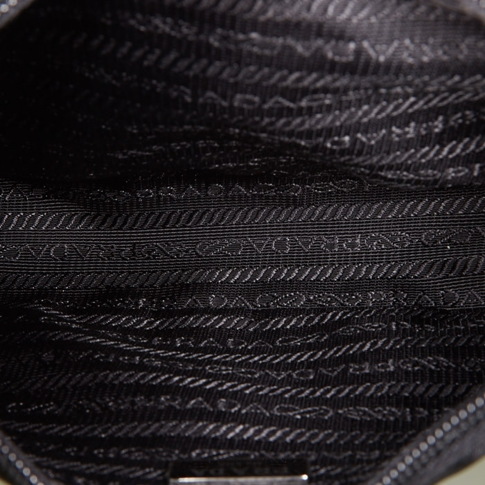 Prada Re-nylon handbag in black canvas - Detail D2