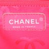 Sac à main Chanel Cambon en cuir matelassé blanc et noir - Detail D3 thumbnail