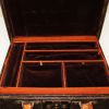 Boîte à bijoux Louis Vuitton en toile monogram marron et cuir naturel - Detail D2 thumbnail