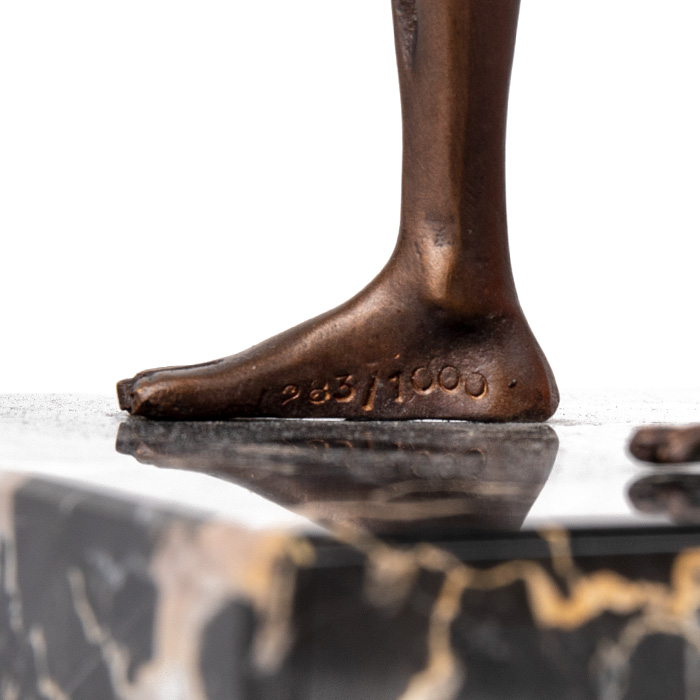 Salvador Dalí, "Hommage à Newton", sculpture in brown patinated bronze and black marble, signed and numbered, designed in 1980, cast in the 2000's - Detail D4