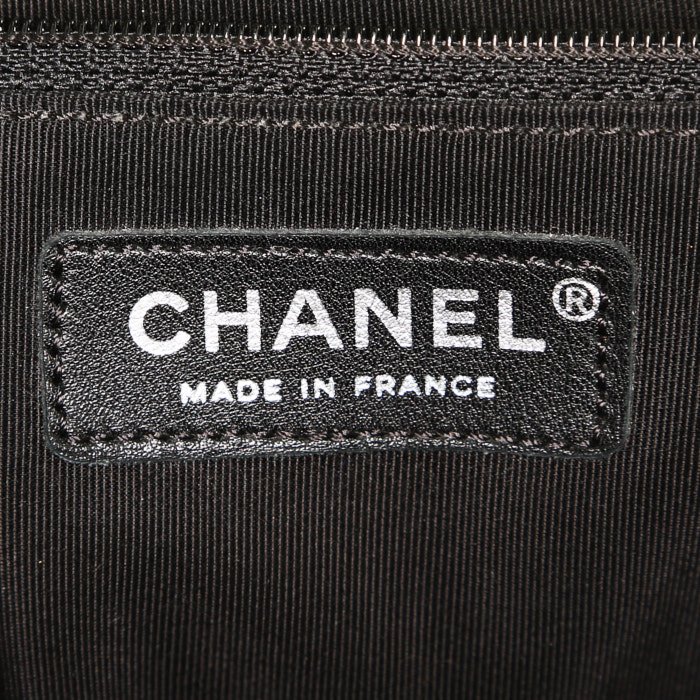 Sac bandoulière Chanel  Messenger en jersey noir et cuir noir - Detail D3