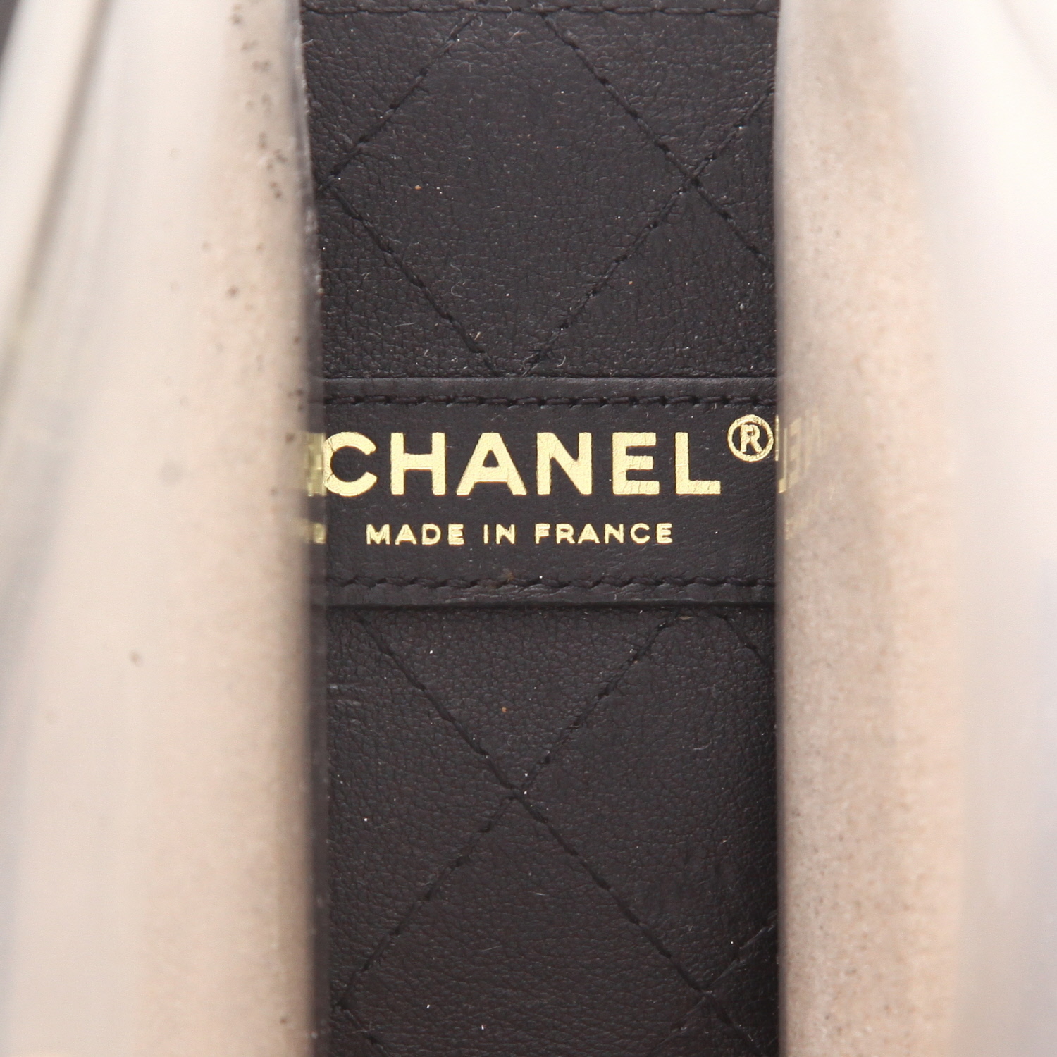 Chanel Timeless handbag in transparent vinyl and black leather - Detail D2