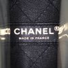 Bolso de mano Chanel Timeless en vinilo transparente y cuero negro - Detail D4 thumbnail