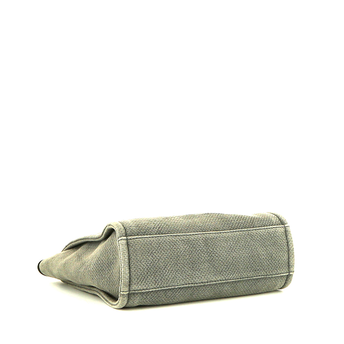 Sac cabas Chanel  Deauville en toile grise et cuir noir - Detail D4