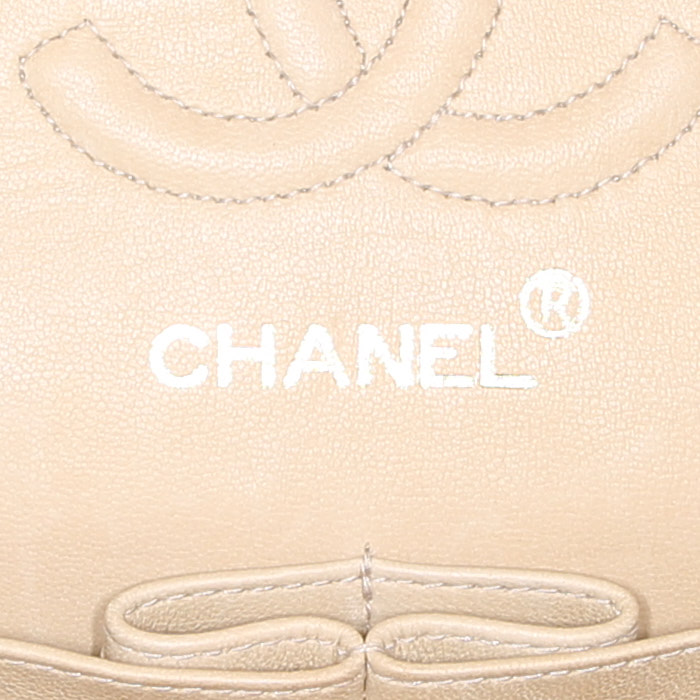 Chanel Timeless handbag in beige raphia - Detail D4