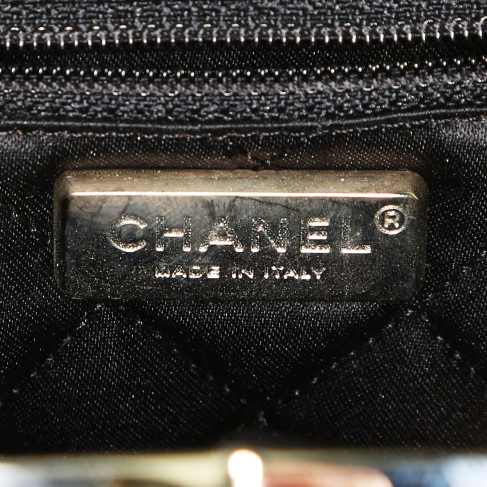 Chanel  Editions Limitées pouch  in black patent leather  and silver leather - Detail D3