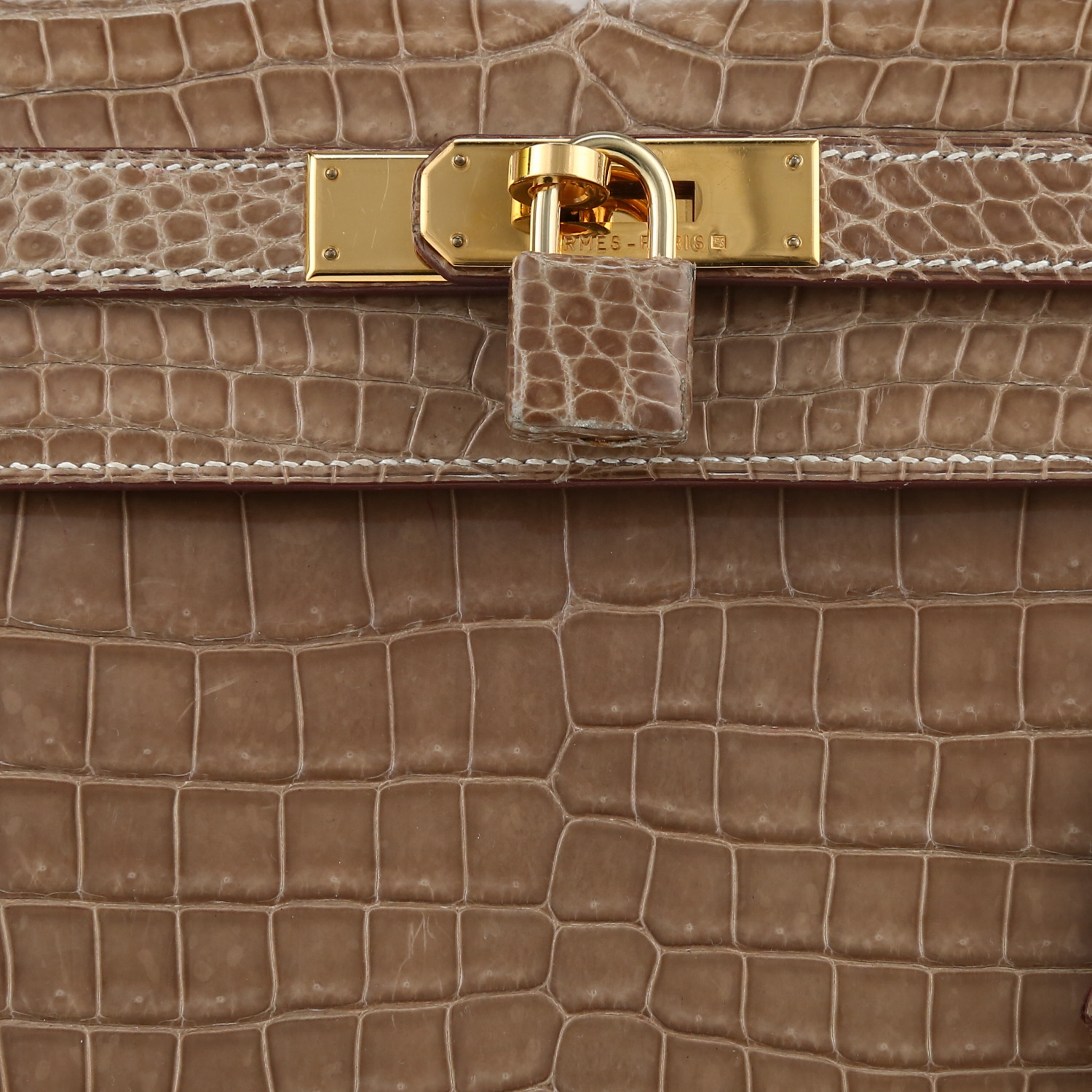 Bolso de mano Hermès  Kelly 32 cm en cocodrilo porosus beige - Detail D1