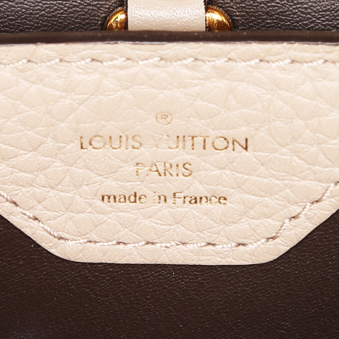 Borsa Louis Vuitton  Capucines BB in pelle martellata beige e pitone grigio - Detail D4