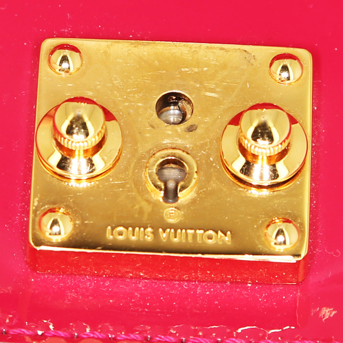Sac bandoulière Louis Vuitton  Monceau en cuir verni rouge grenat - Detail D4